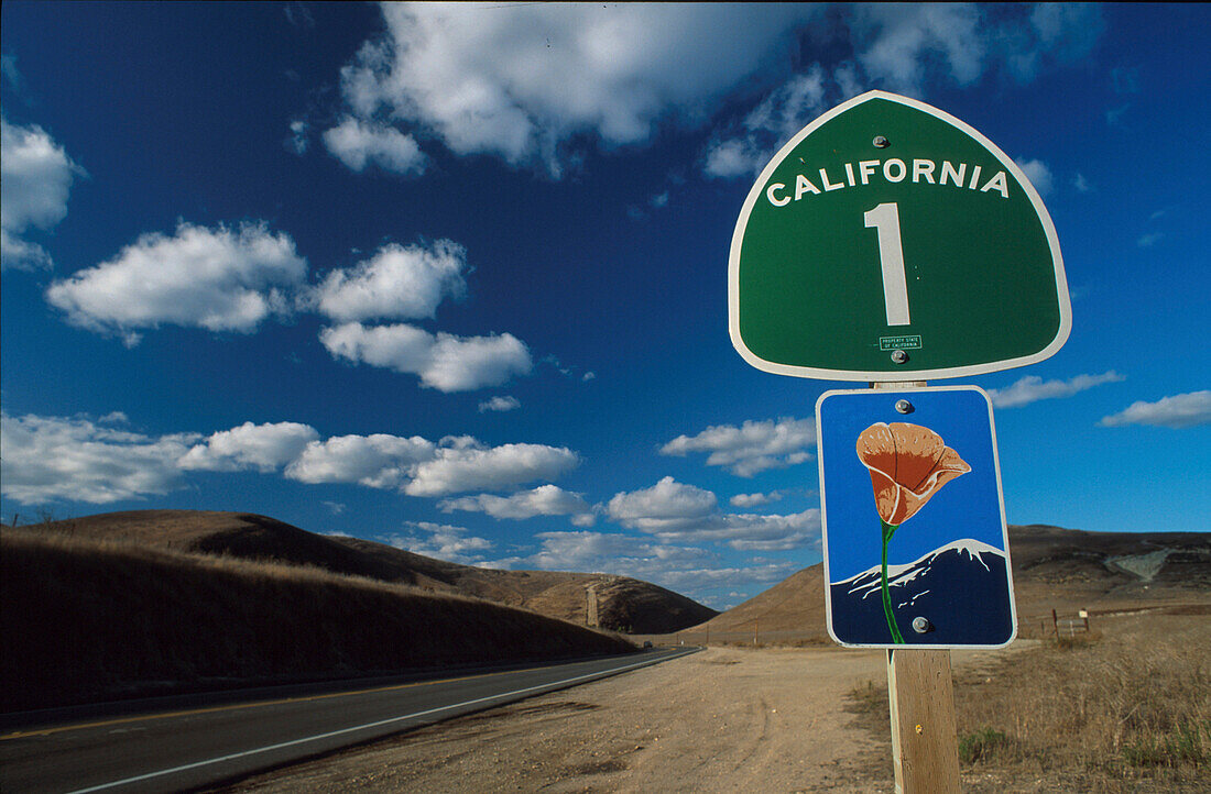 Strassenschild auf dem Highway No. 1 unter Wolkenhimmel, Kalifornien, USA, Amerika