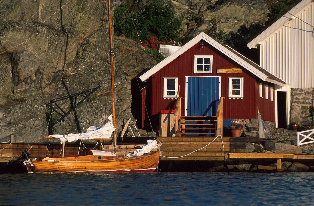 Fischerschuppen mit Bootsanleger, Kyrkesund, Insel Tjoern Bohuslan, Schweden, Europa