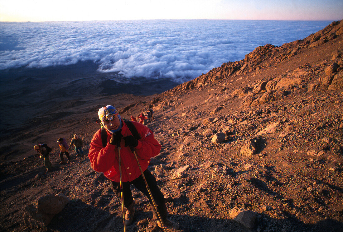 Erschöpfung, Bergsteiger kurz vor Gilmans Point, ca. 5600m, Kilimanjaro, Tansania, Afrika