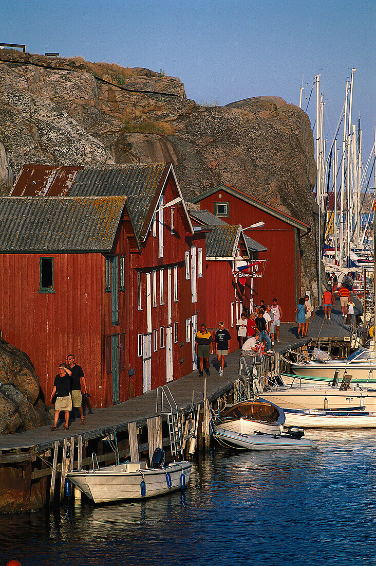 Alte Fischerschuppen, Flaniermeile, Holzsteg, Gästehafen, Urlaubsort Smögen, Bohuslän, Schweden