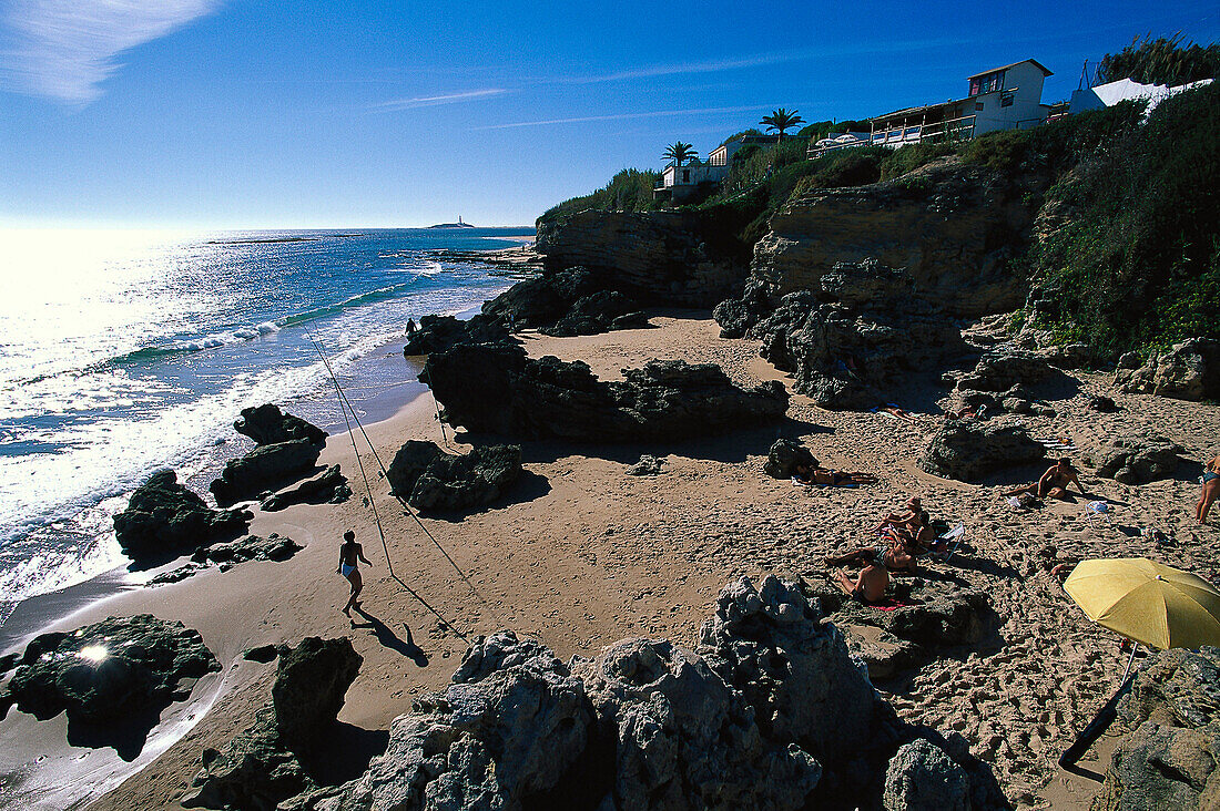 Kleine Badebucht in Los Canos de Meca, Bar auf Steilk. am Cabo de Trafalgar Costa de la Luz, Andalusien, Spanien