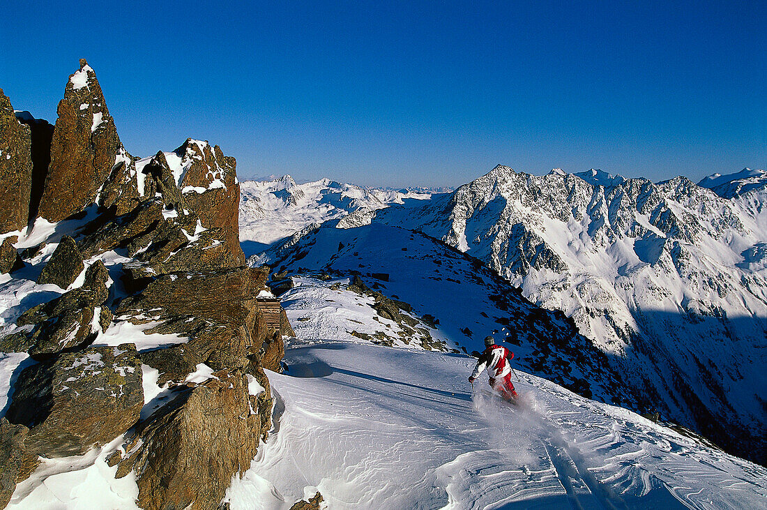 Skifahrer am Gaislachkogl 3058m, , Blick ins Venter Tal rechts, Oetztaler Alpen, Tirol, Oesterreich
