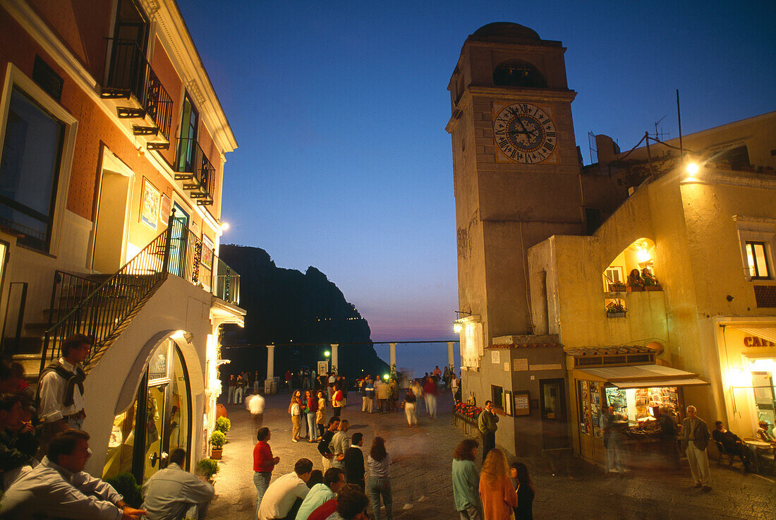 Piazetta Umberto I im Abendlicht, der zentrale Platz von Capri Stadt, Capri, Kampanien, Italien