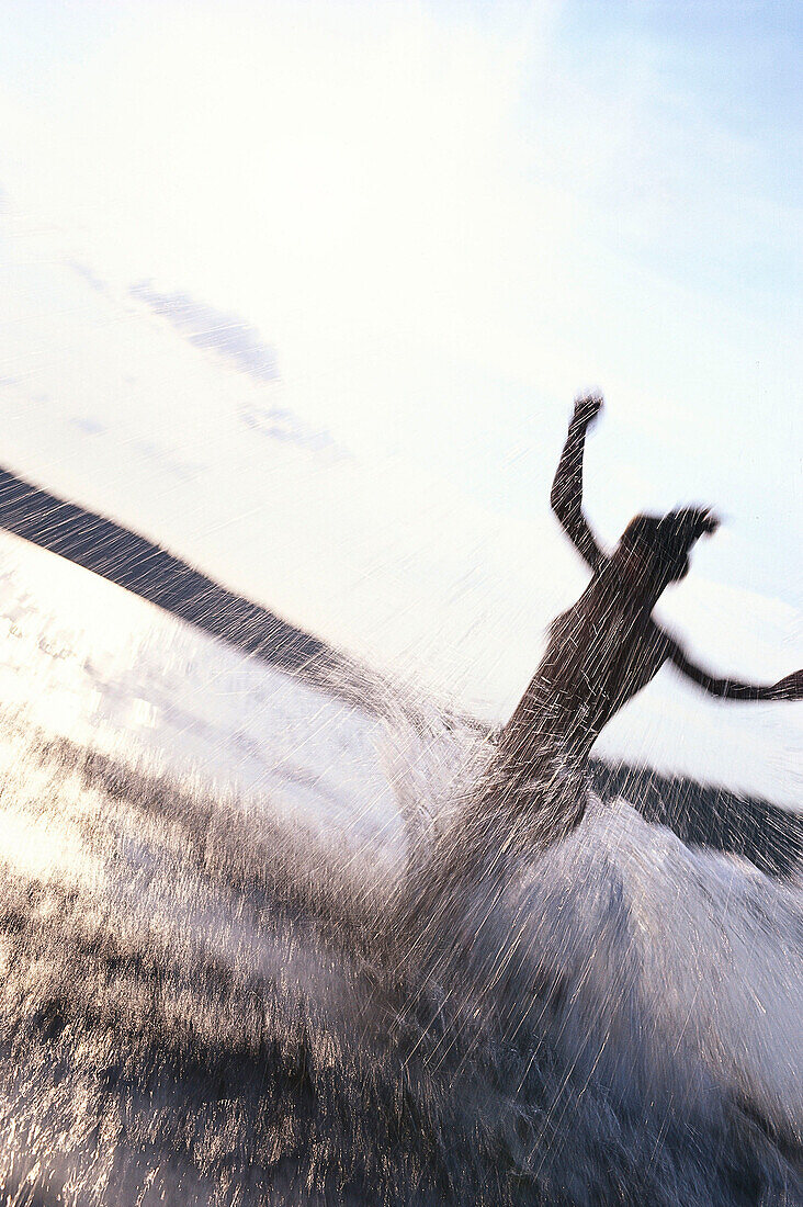 Frau läuft ins Wasser eines Sees