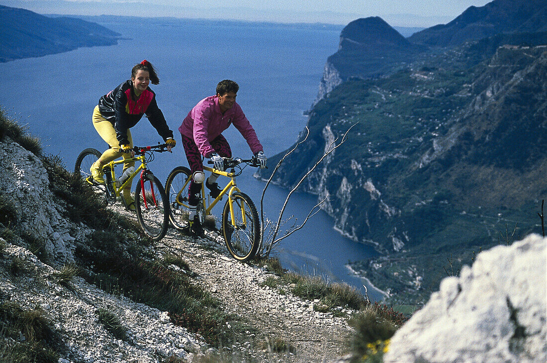 Mountainbiker am Gardasee, Italien, Trentino Europa