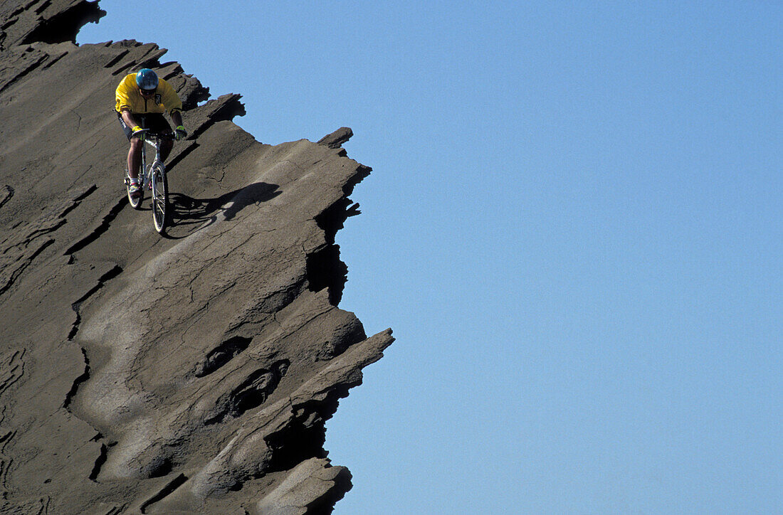 Mountainbiker auf Klippe, Lanzarote, Kanarische Inseln Spanien, Fully Release