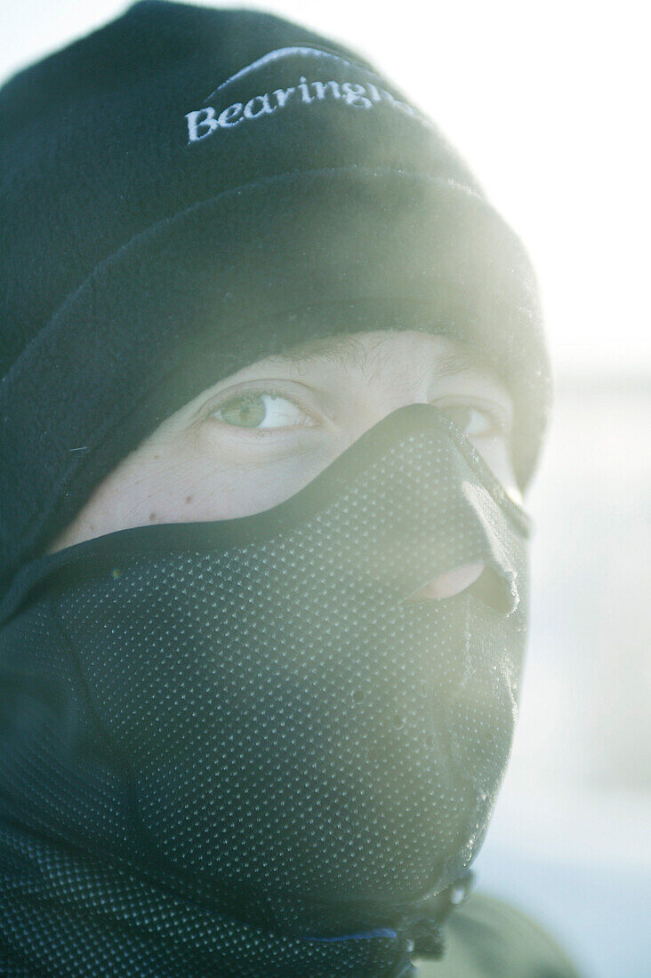 Läufer beim Eis-Marathon in Omsk, Sibirien, Russland