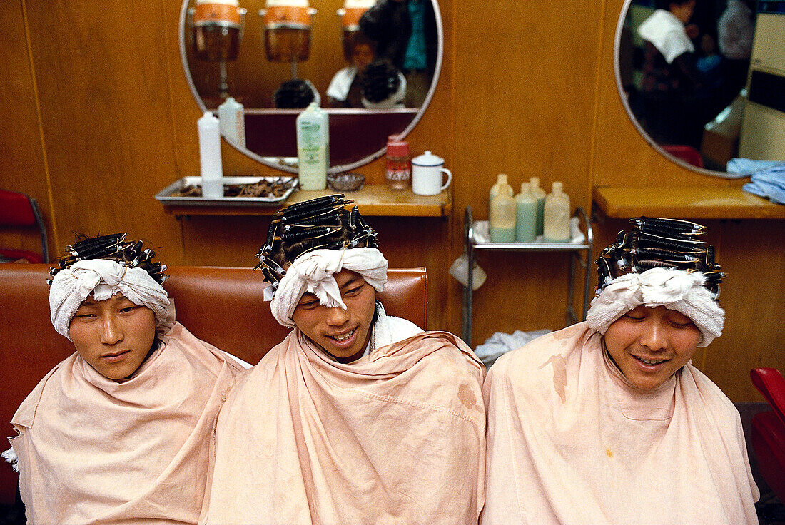 Junge Männer beim Friseur, Shanghai China