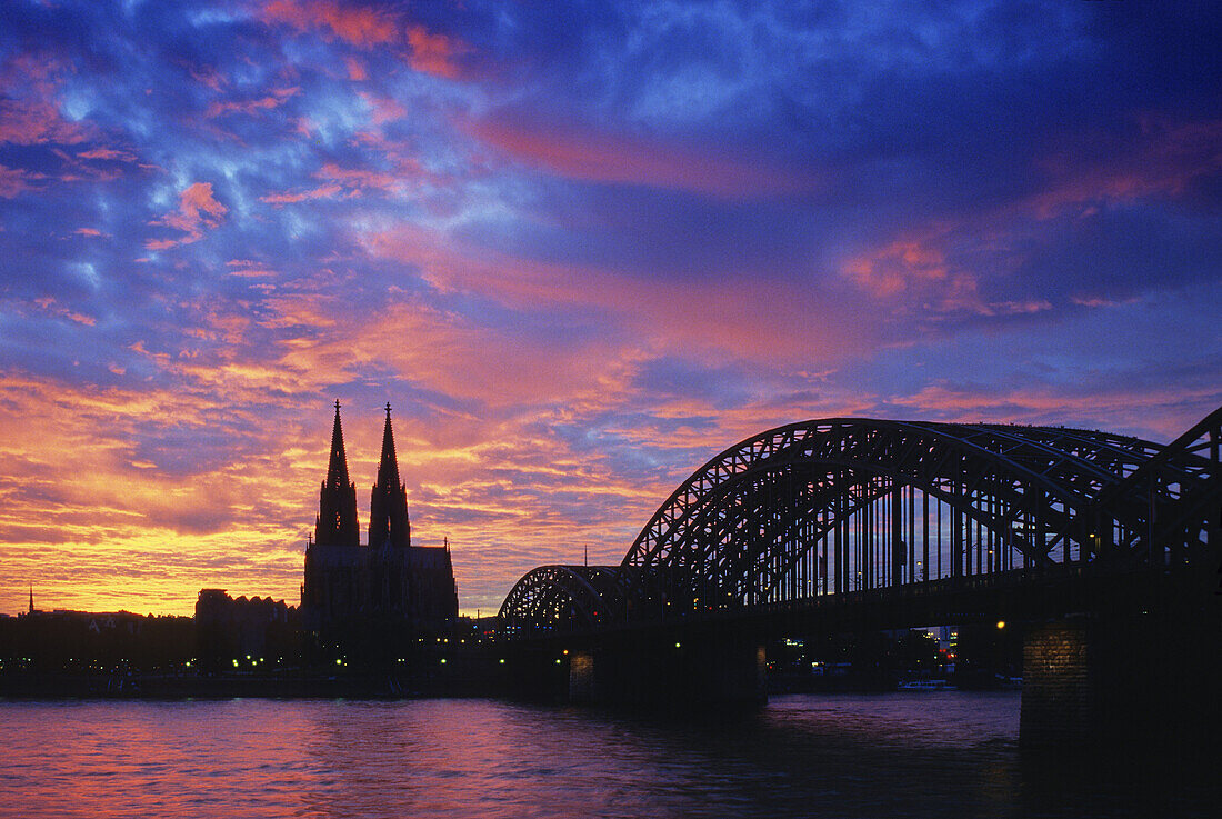 Cologne cathedral and the Hohenzollern bridge, Hohenzollernbuecke, in the evening light, Cologne, North Rhein Westphalia, Germany