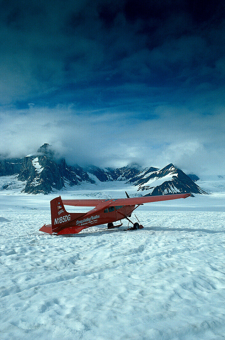 Flugzeug nach Landung auf dem Ruth Glacier Gletscher, Alaska Range, Alaska, USA