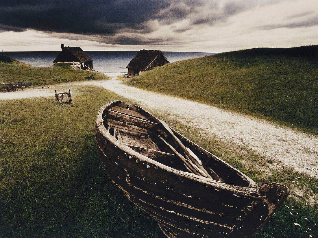 Henning Mankell, Mörder ohne Gesicht, Altes Fischerboot neben Fischerhütte, Havang, Schweden