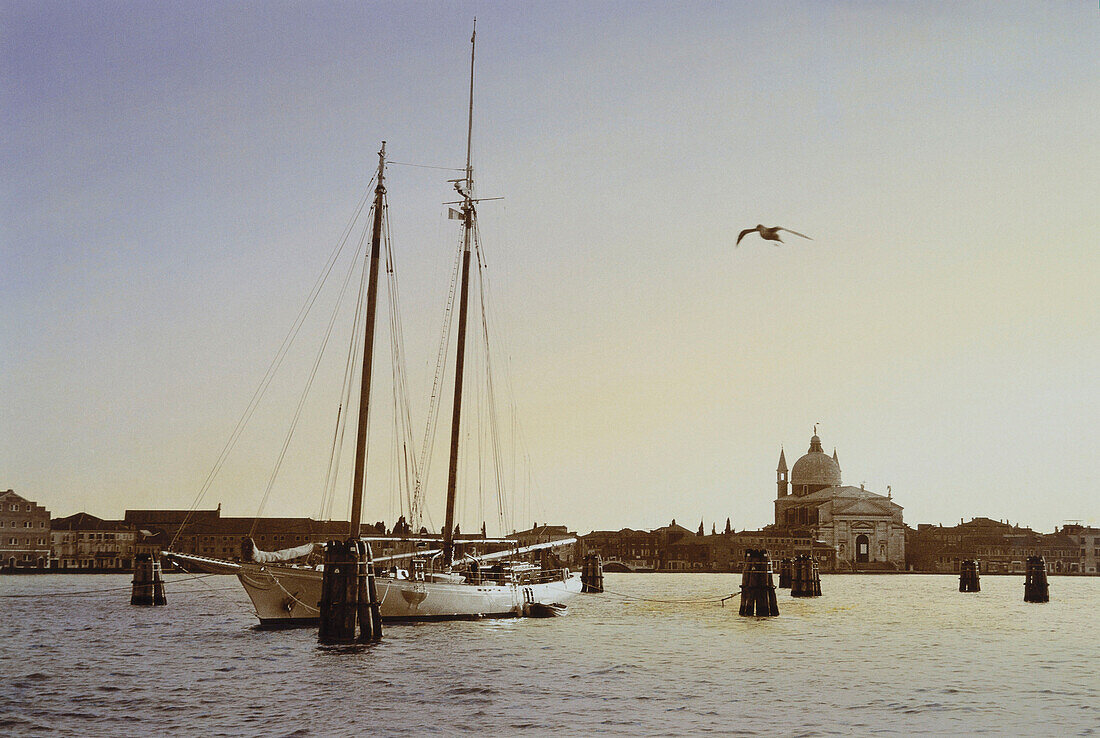 Donna Leon, Venezianisches Finale, Segelboot, Guidecca, Redentore Kirche, Venedig, Italien
