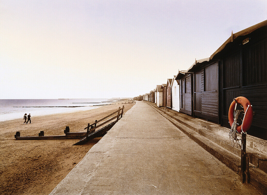 E. George, Denn Sie betruegt man nicht, two people at the beach of Walton-on-the Naze in Essex, Great Britain