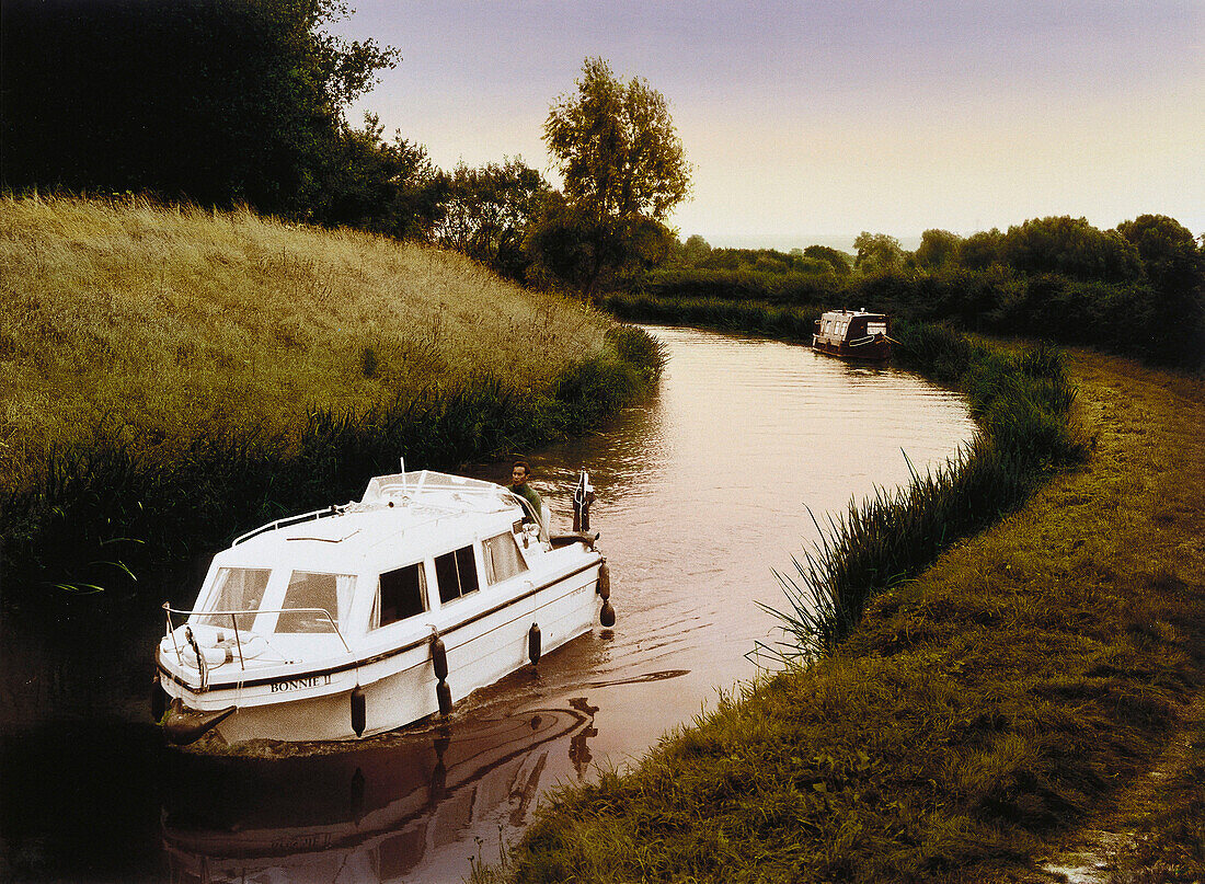 E. George, Im Angesicht des Feindes, white houseboat on the Kennet & Avon Canal in Wiltshire, Great Britain