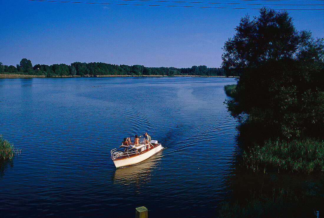 Motorboot auf Müritz-Arm, Vipperow, Mecklenburgische Seenplatte Meck.-Vorpommern, Deutschland