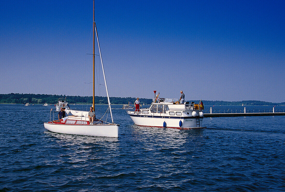 Segelboot, Motorboot, Mecklenburgische Seenplatte Meck.-Vorpommern, Deutschland
