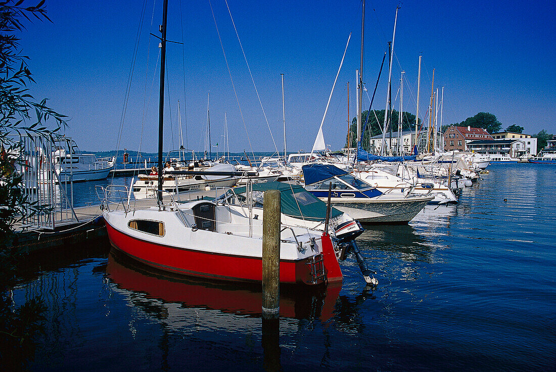 Yachten, Hafen, Mecklenburgische Seenplatte Meck.-Vorpommern, Deutschland