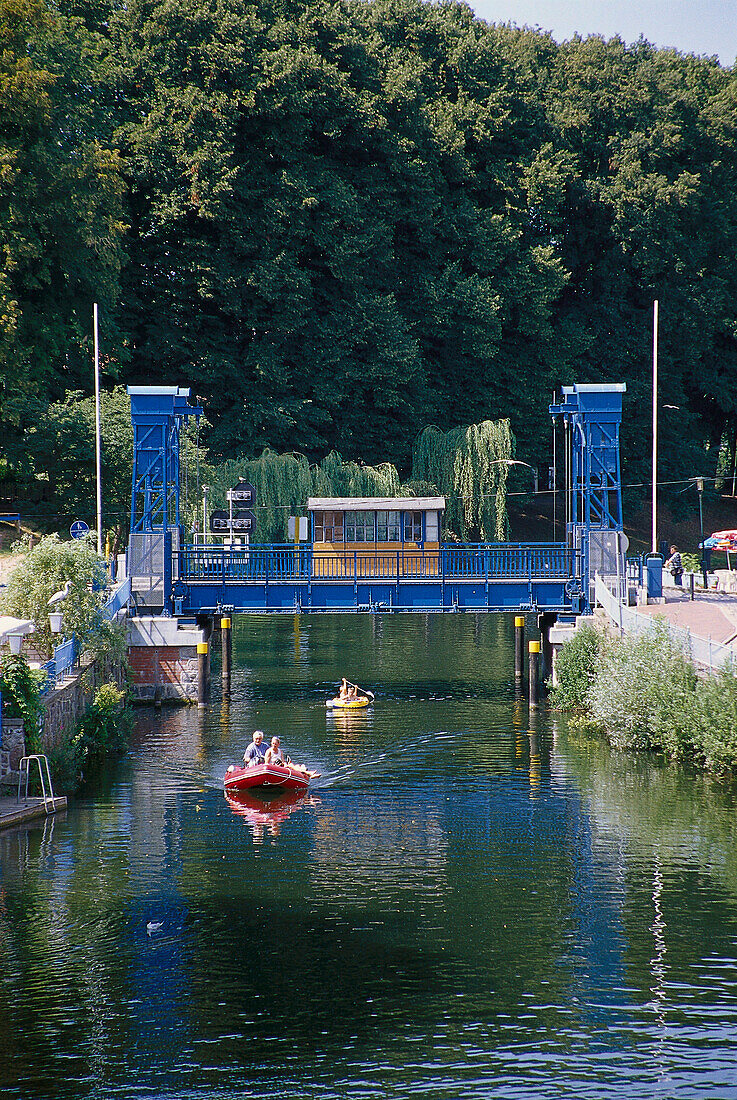 Verticle lift bridge, Plauer Hubbruecke, Plau am See, Mecklenburg Lake District, Mecklenburg-Vorpommern, Germany