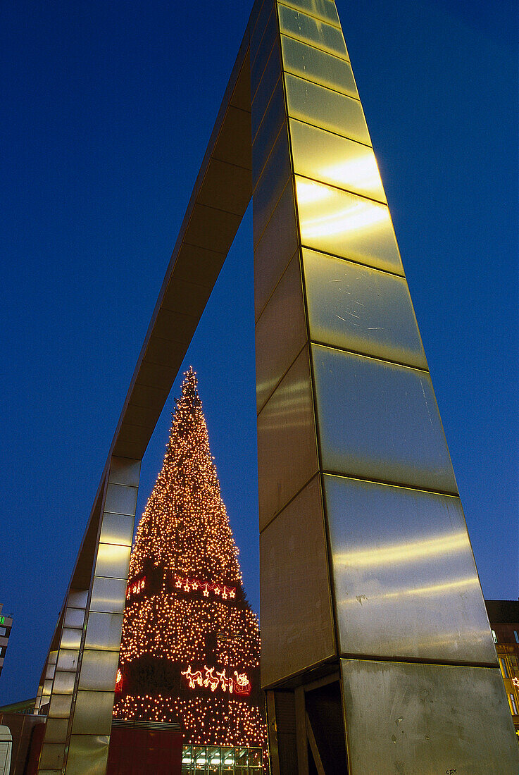 Weltgroesster Weihnachtbaum, Weihnachtsmarkt, Dortmund, Nordrhein-Westfalen Deutschland