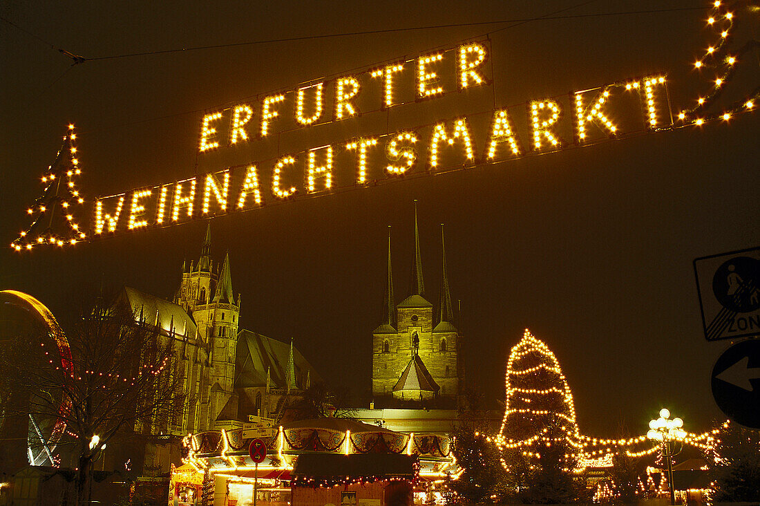 Der Weihnachtsmarkt auf dem Domplatz in Erfurt, Thüringen, Deutschland