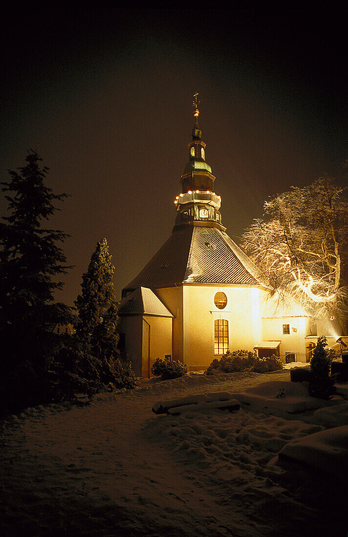 Weihnachtlich verschneite Kapelle, Seiffen, Erzgebirge Sachsen, Deutschland