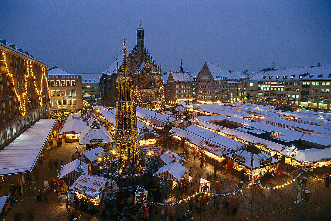 Abendstimmung und Aussicht über den Dächern des Nürnberger Christkindelsmarkt, Bayern, Deutschland