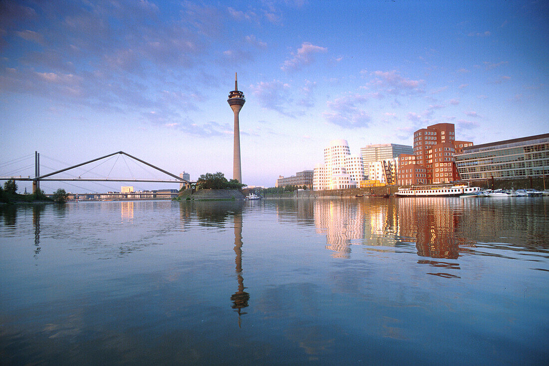 Blick über den Rhein auf den Rheinturm und Zollhafen, Neuer Zollhof, Düsseldorf, Nordrhein-Westfalen, Deutschland, Europa