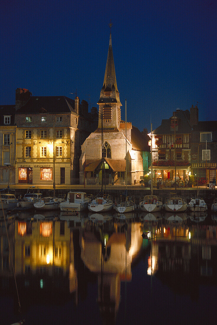 Blick über den Kanal zum Quai St. Etienne, Honfleur, Normandie, Frankreich