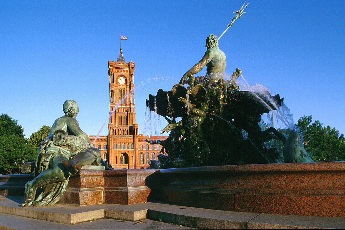 Neptunbrunnen vor dem, Roten Rathaus, Berlin, Deutschland