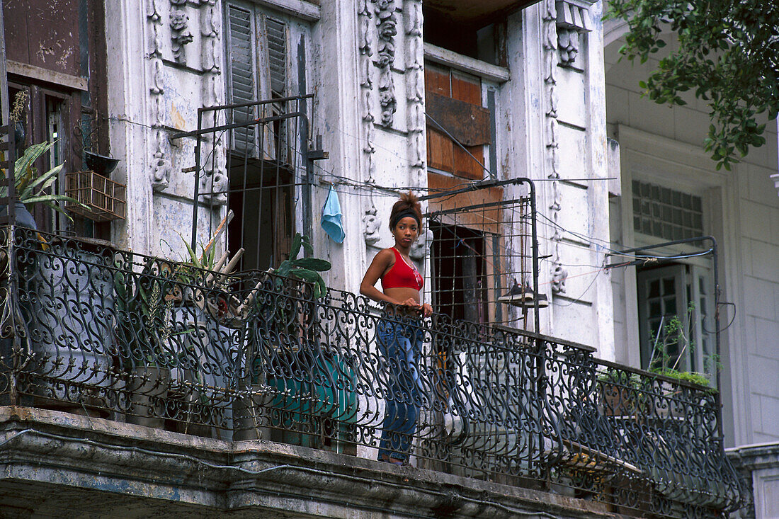 Blick auf junge Frau auf einem Balkon, Prado, Havanna, Kuba, Karibik