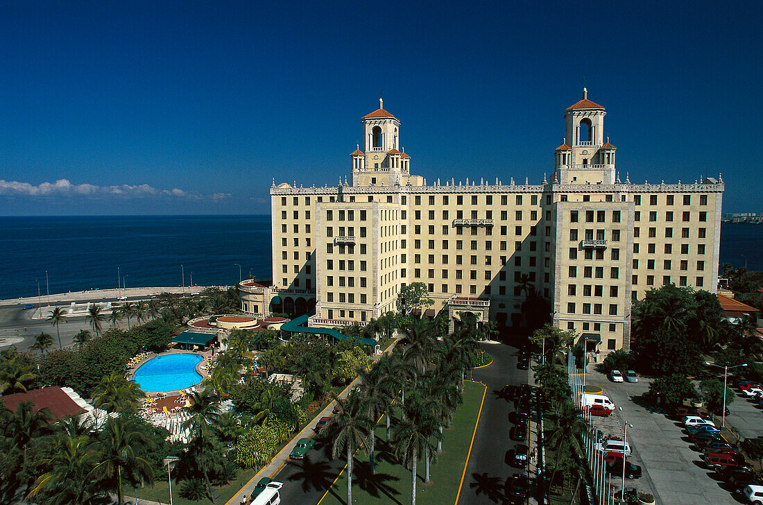 Blick auf das Hotel Nacional am Meer unter blauem Himmel, Havanna, Kuba, Karibik