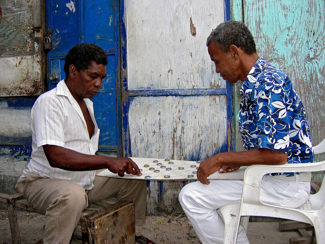 Ältere Männer spielen ein Brettspiel, Mercado Bazurto, Cartagena de Indias, Kolumbien, Südamerika