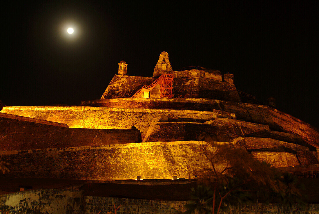 Die beleuchtete Burg Castillo de San Felipe de Barajas bei Nacht, Cartagena, Kolombien