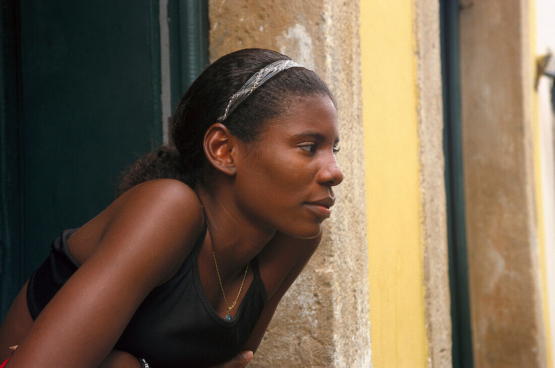 Junge Frau lehnt sich aus dem Fenster, Pelourinho, Salvador da Bahia, Brasilien, Südamerika