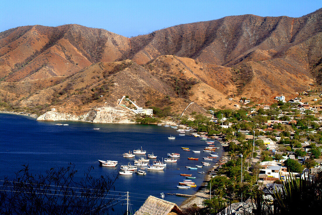 Boote in einer Bucht und Küstenlandschaft mit Bergen, Taganga, Santa Marta, Kolumbien, Südamerika