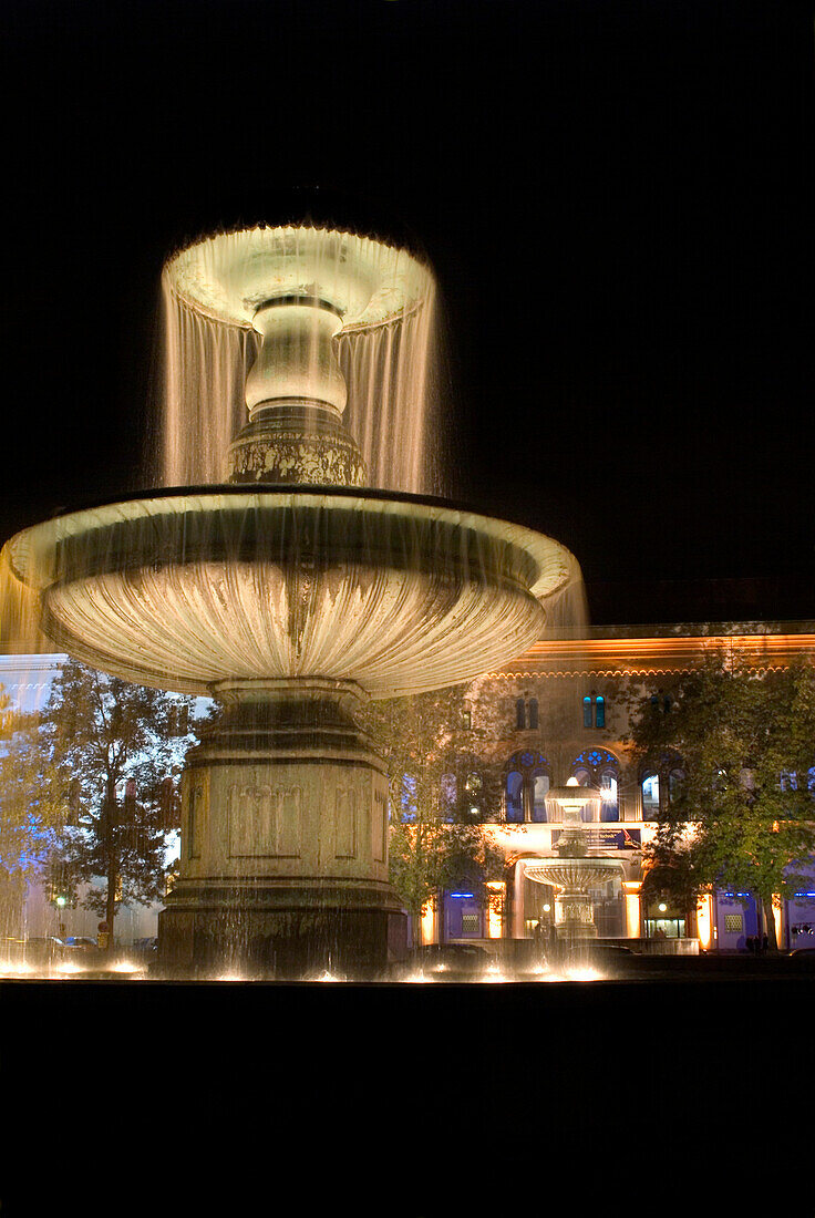 Brunnen vor Universität nachts, München, Bayern, Deutschland