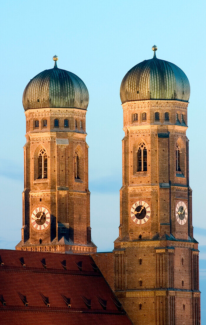 Die Zwillingstürme der Frauenkirche, Wahrzeichen der bayerischen Landeshauptstadt, Dom zu Unserer Lieben Frau, München, Bayern, Deutschland