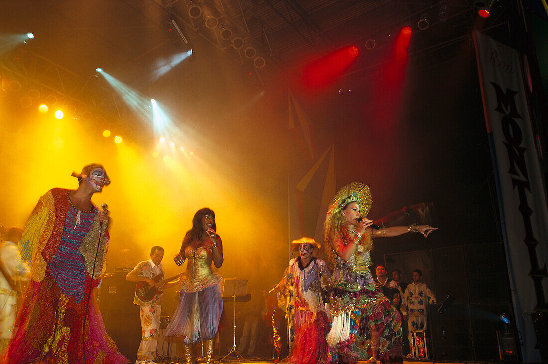 Elba Ramalho bei Festas Juninas, Musikgruppe mit Sängerin auf der Bühne, Sao Joao, Brasilien, Südamerika