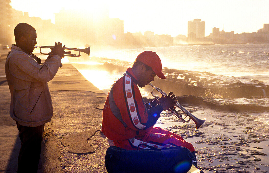 Zwei Männer spielen Trompete auf einer Promenade, Malecon, Havanna, Kuba