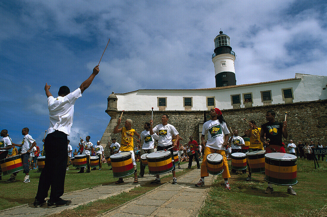 Olodum Band mit Trommeln vor einem Leuchtturm, Farol do Barra, Salvador da Bahia, Brasilien, Südamerika