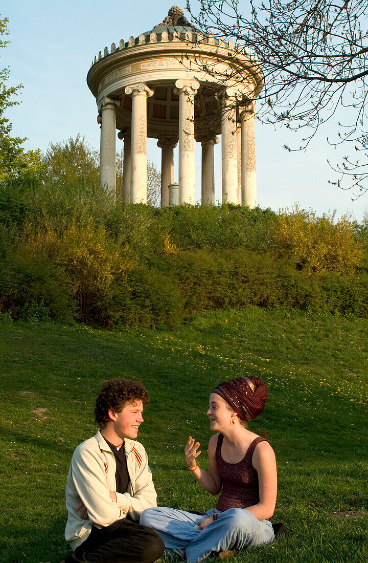 Junges Paar vor Monopteros, Englischer Garten, München, Bayern, Deutschland