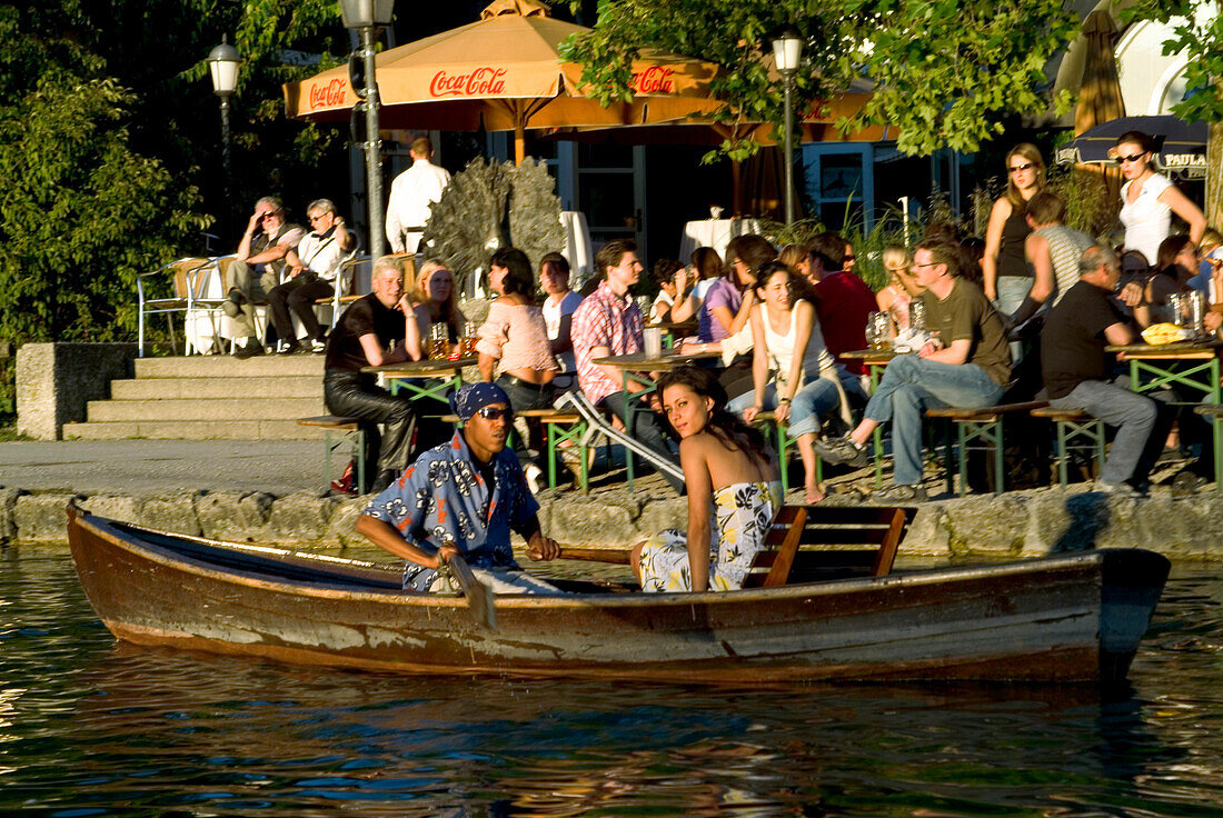 Paar im Ruderboot beim Seehaus, Rowing the Sweatheart, Seehaus, Beergarden of Young urban profe, English Garden, Munich, Bavaria, Germany