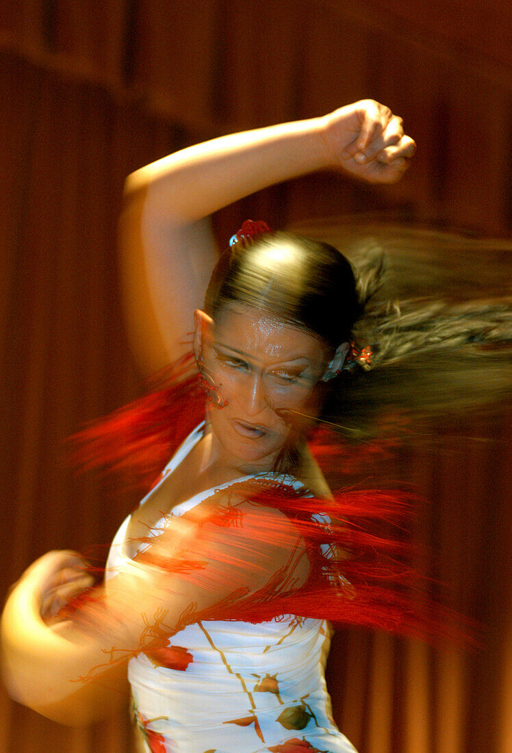 Frau tanzt Flamenco, World Flamenco Fair, Sevilla, Andalusien, Spanien, Europa