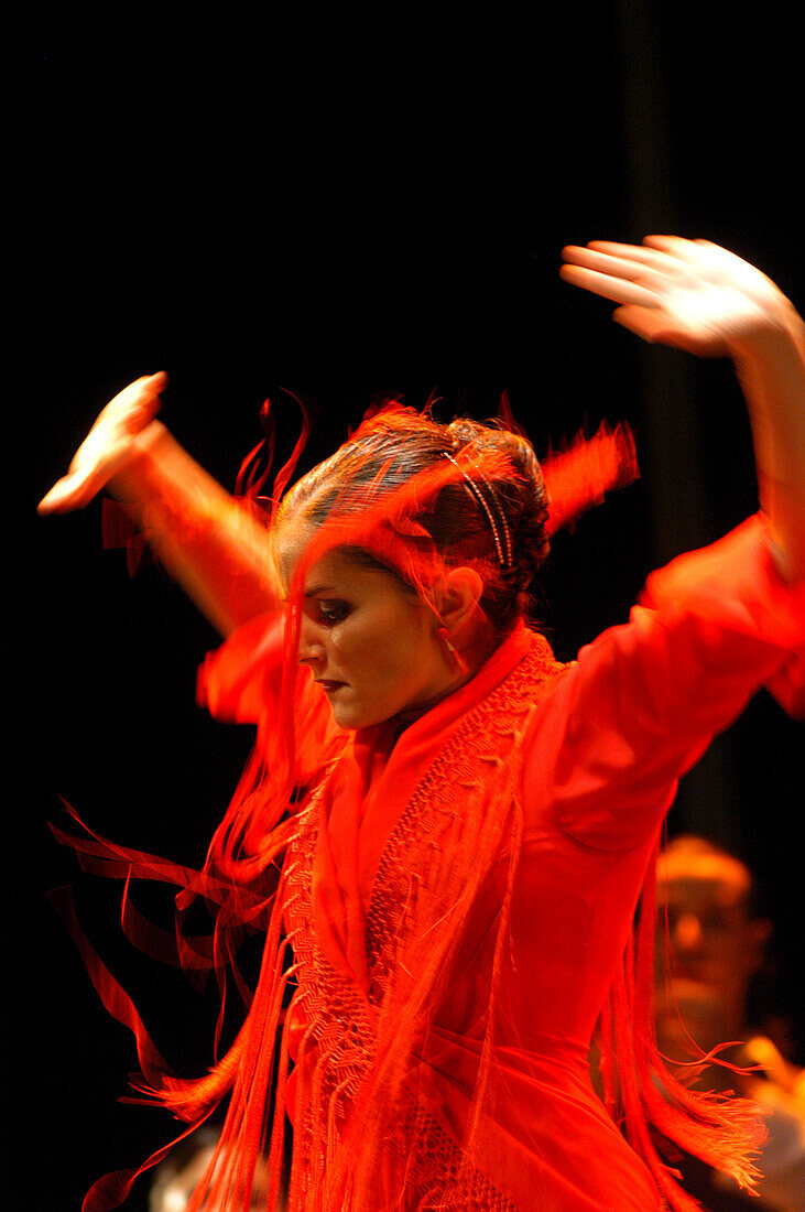 Frau in Rot tanzt Flamenco, World Flamenco Fair, Sevilla, Andalusien, Spanien, Europa