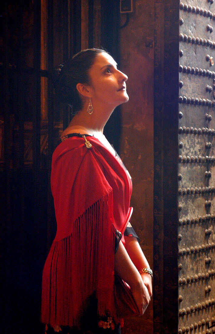 Junge Frau mit rotem Schultertuch, Sevilla, Andalusien, Spanien, Europa