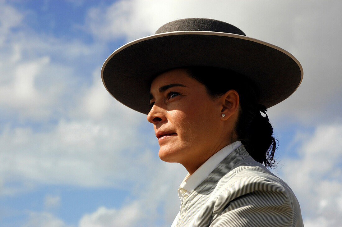 Eine Frau mit traditionellem Hut, Romeria, Sevilla, Andalusien, Spanien