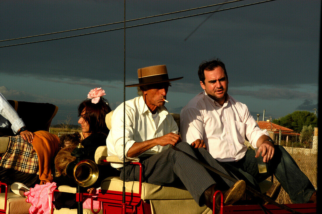 Zwei Männer sitzen auf einem Kutschbock, Sevilla, Andalusien, Spanien