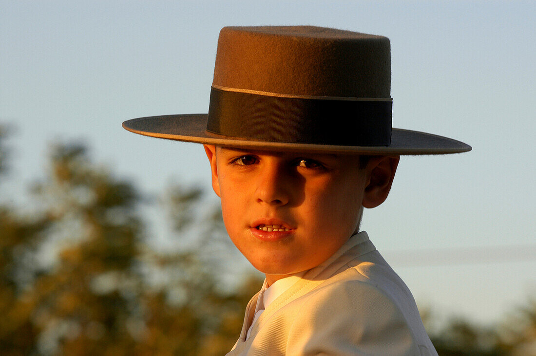 Junge mit traditionellem, Hut, Romeria, Sevilla, Andalusien, Spanien