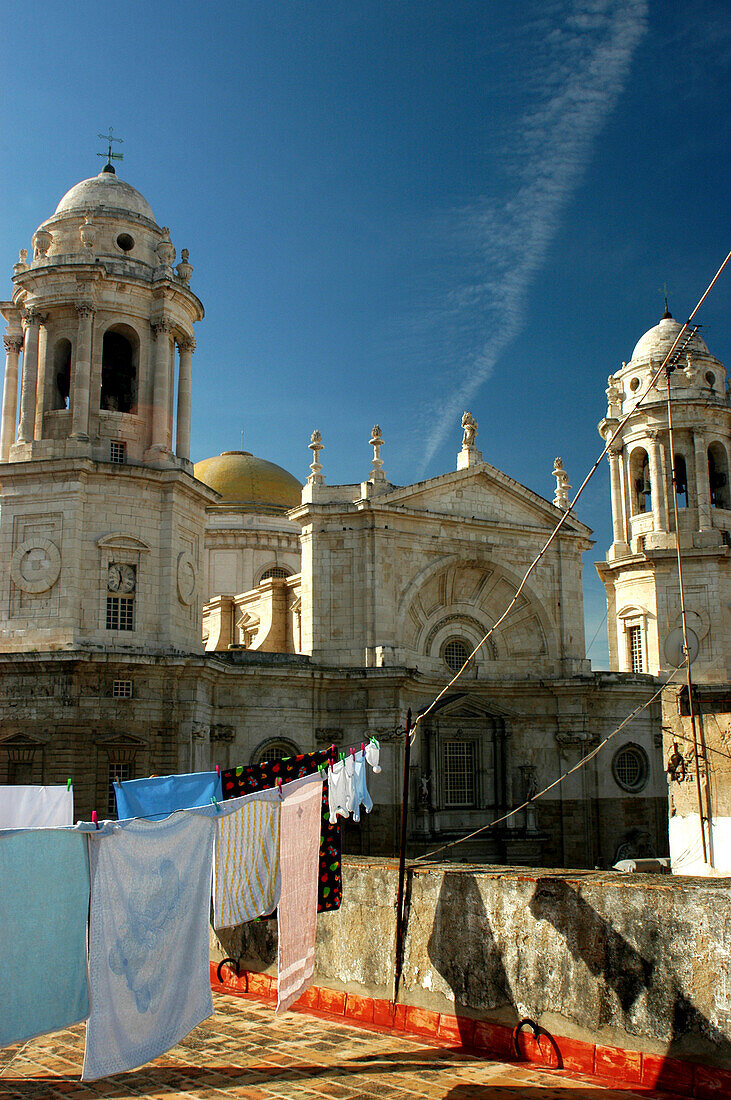 Wäscheleine mit Wäsche vor der Kathedrale von Cadiz, Cadiz, Andalusien, Spanien