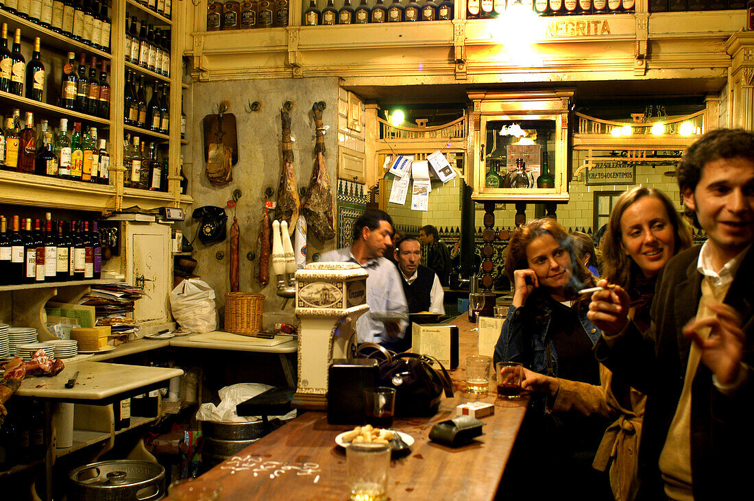 Freunde essen Tapas in Restaurant, El Rinconcillo, Sevilla, Andalusien, Spanien